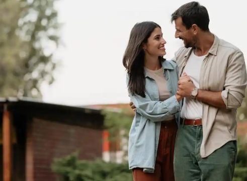 某男子在工地里干活，却遇见抛弃家庭的妻子